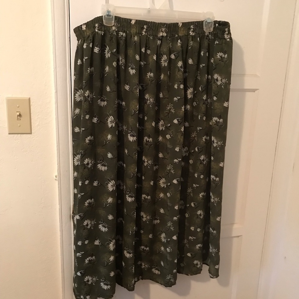 Jacque & Koko Olive Green Floral Skirt Size 26.